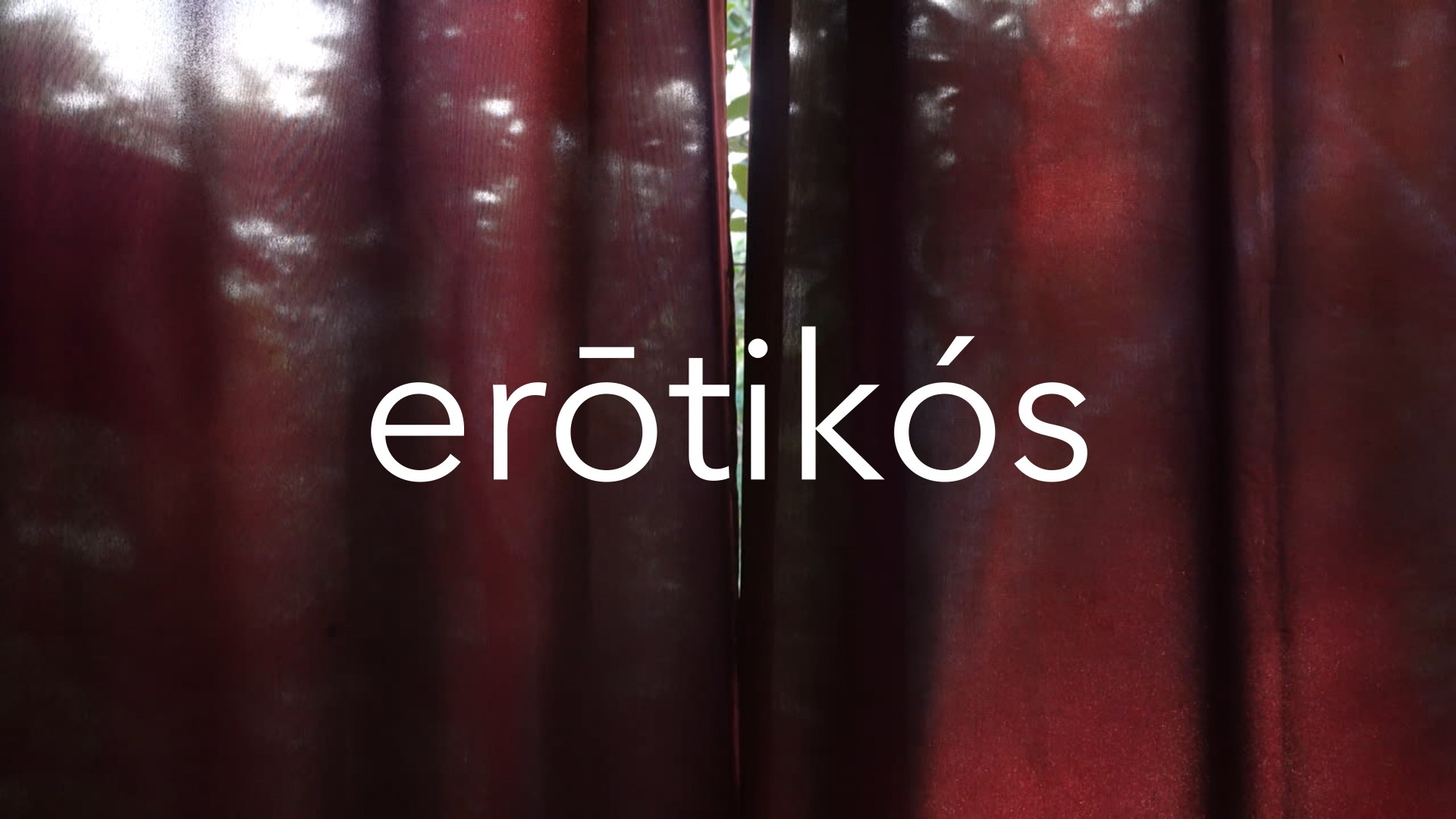 Cortina vermelha com o texto erōtikós